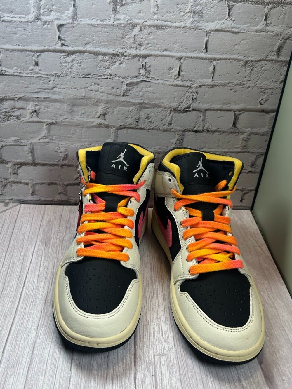 AIR JORDAN 1 MID SE EDG (WOMENS) (8.5)